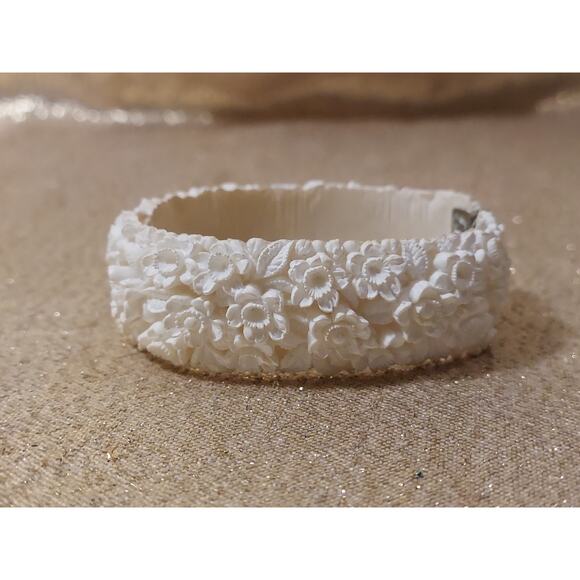 Vintage Faux Ivory Floral Celluloid Hinged Cuff Bracelet & Clip On Earrings - Picture 9 of 16